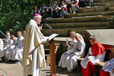 Festgottesdienst zum 1.000 Todestag des Heiligen Heimerads auf dem Hasunger Berg (Foto: Karl-Franz Thiede) Festgottesdienst zum 1.000 Todestag des Heiligen Heimerads auf dem Hasunger Berg (Foto: Karl-Franz Thiede)
